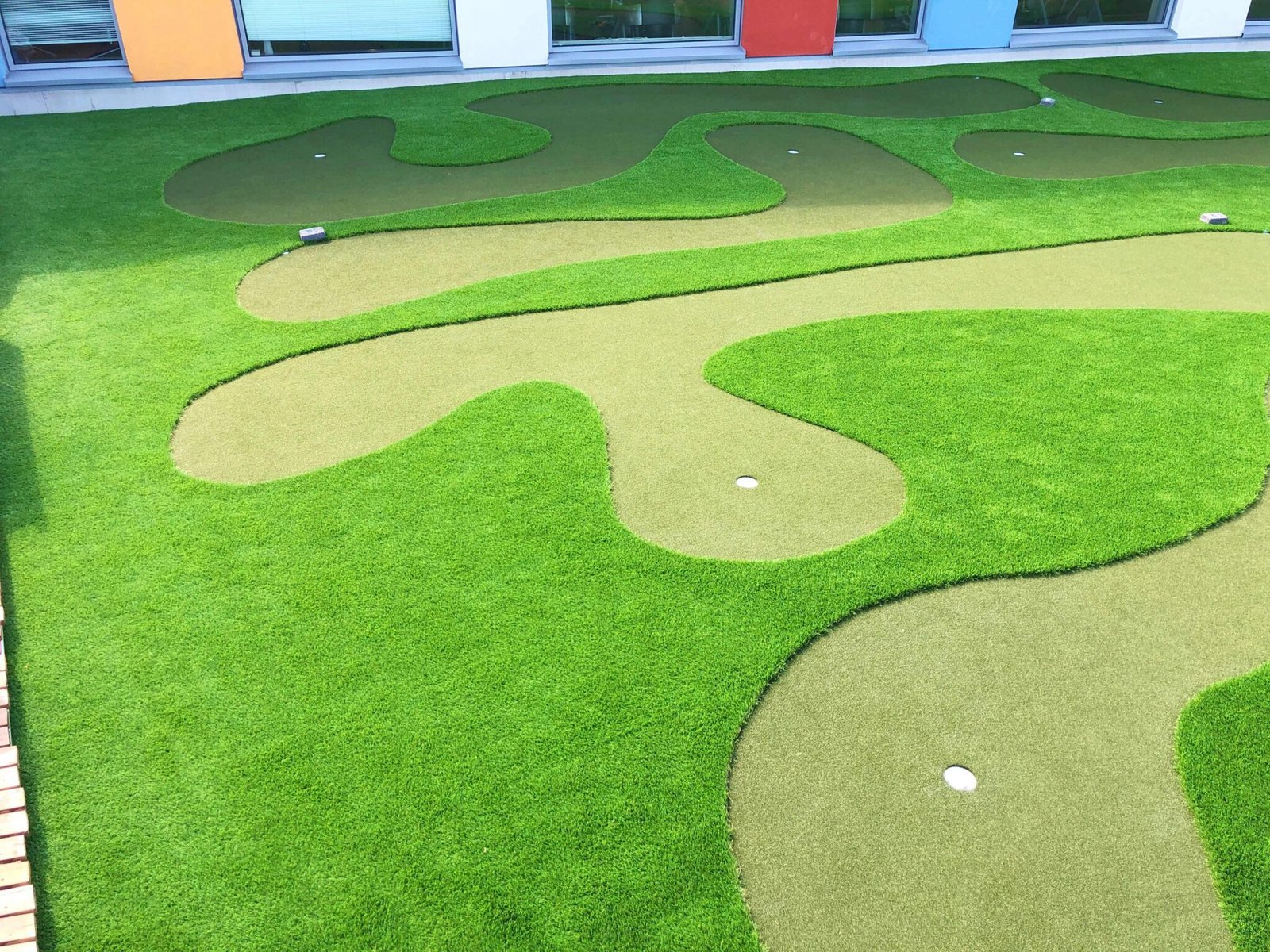 Kiemurtelevia minigolfväyliä ravintolan kattoterassilla.