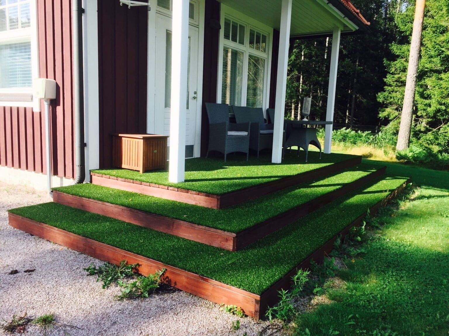 Kuistin portaat päällystettynä tekonurmella.