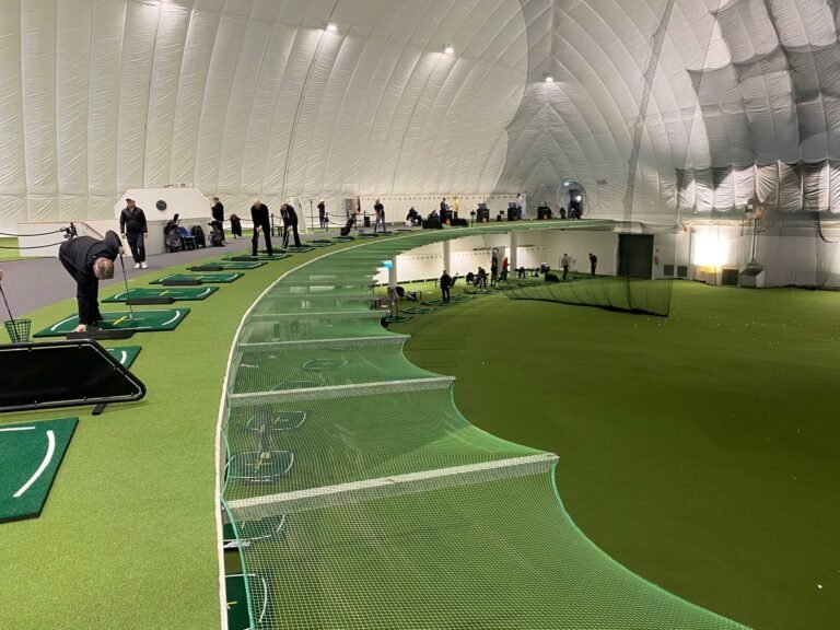 Season Golfin yläkerran lyöntipaikat ja viheriö.