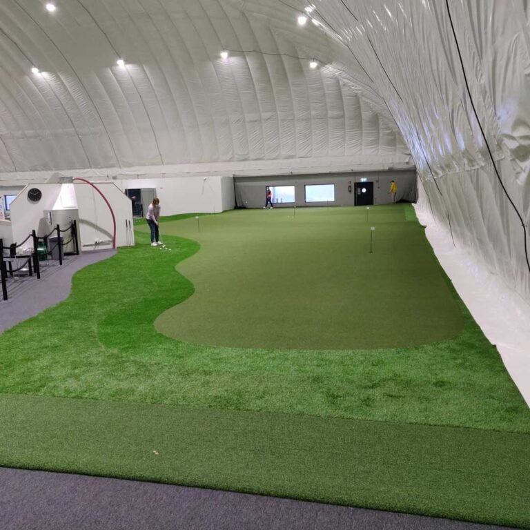 Season Golfin yläkerran lähipeliviheriö.