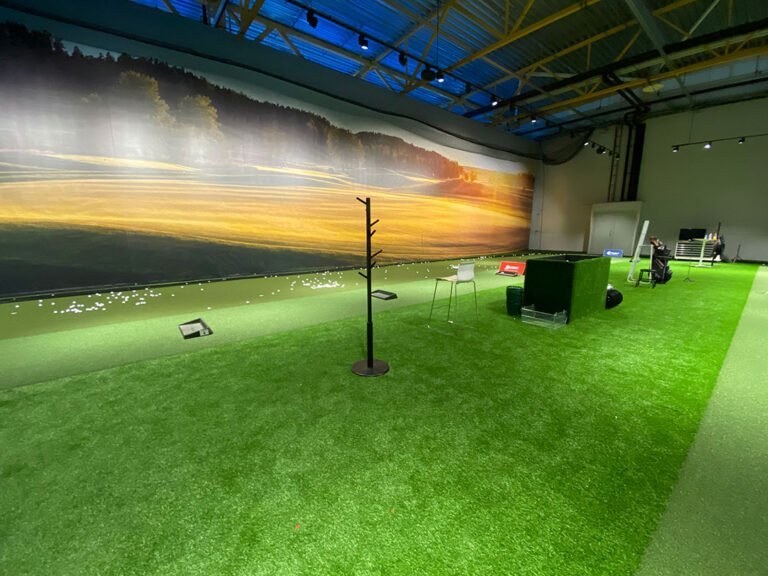 Golf Skyn harjoitusalueen tekonurmi ja lyöntipaikat.